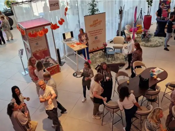 Mensen op de beurs C-Day 2025