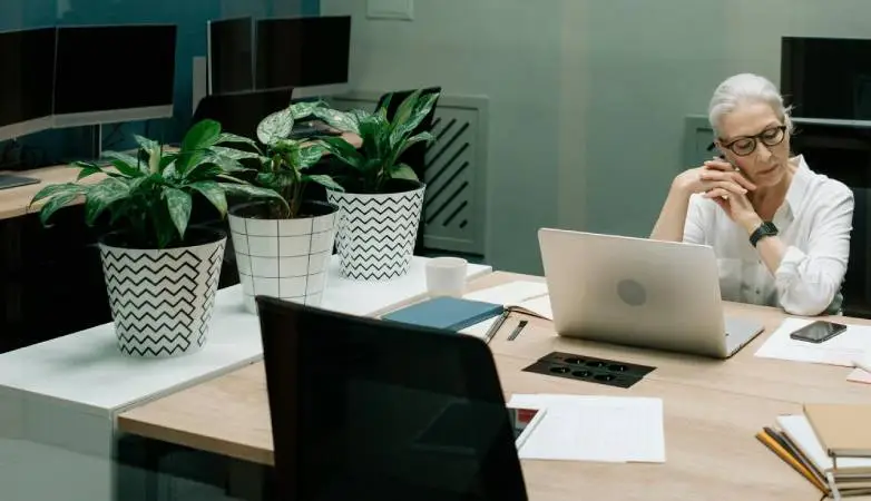 Vrouw aan het werk achter een laptop