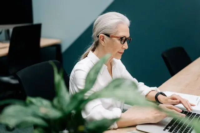 Vrouw achter de computer aan het werk