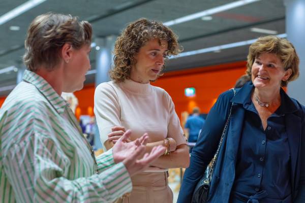 Minister Sophie Hermans bij de Vuurvrouw-stand