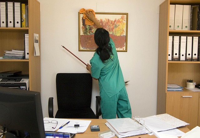Vrouw maakt kantoor schoon